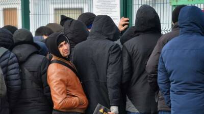 Киргизия просит Россию облегчить условия для мигрантов