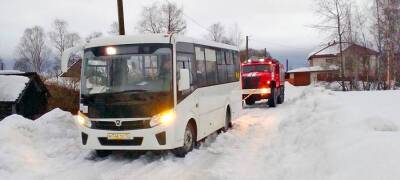 Школьный автобус в третий раз застрял на дороге в райцентре Карелии