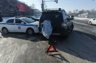 В Хабаровске внедорожник врезался в машину ДПС