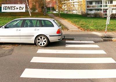 Рабочие в Праге не смогли дорисовать «зебру» из-за припаркованного авто