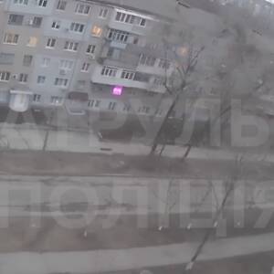 В Шевченковском районе Запорожья мужчина хотел прыгнуть из окна 9-го этажа. Видео
