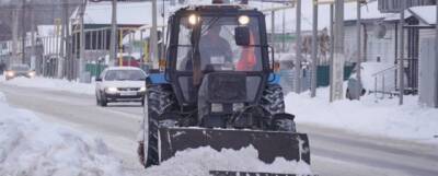 В Барнауле борются со снегом свыше 1,5 тыс. рабочих и 100 единиц техники