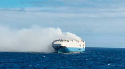 В Атлантике горит судно с 4 тыс. элитных авто