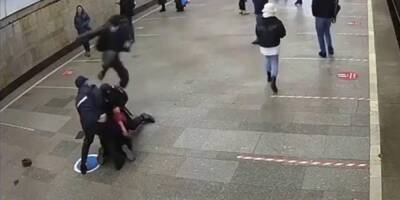Появилось видео нападения мигрантов на полицейских в московском метро