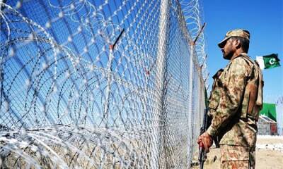 «Непрекращающиеся вылазки террористов»: Пакистан усилил охрану границы с Афганистаном