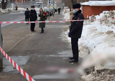 Пенсионер в Москве на улице раскроил голову топором своей незрячей дочери