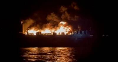 У берегов Греции загорелся паром с 237 пассажирами на борту (видео)