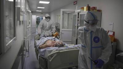 За сутки в России госпитализированы 18 632 человека с COVID-19
