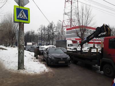 В Рязани с улицы Телевизионной эвакуировали «Тойоту» за парковку на пешеходном переходе
