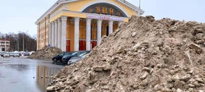 Центральную площадь Петрозаводска завалили кучами грязного снега (ФОТО)