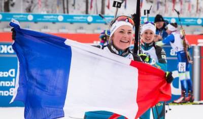 Французская биатлонистка завоевала золотую медаль в масс-старте на ОИ-2022