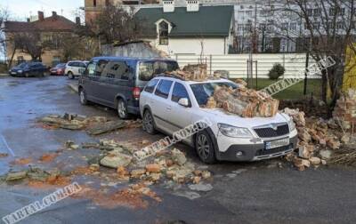 Непогода в Украине: повреждены крыши домов и авто
