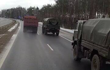 Многокилометровая колонна российских военных в Беларуси повернула в сторону украинской границы