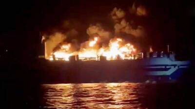 У побережья греческого острова Корфу загорелся круизный лайнер