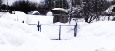 Дорожники завалили снегом пути к домам в поселке Карелии (ВИДЕО)
