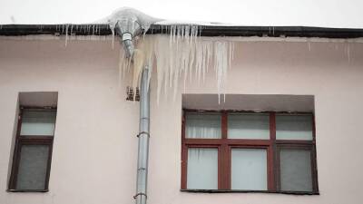 Женщина и двое детей пострадали при падении снега с крыши в Подмосковье