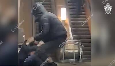 Молодые парни напали на сотрудников полиции в московском метро