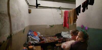 Донбасс под огнем. Детей эвакуируют в бомбоубежища