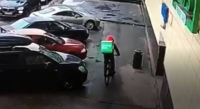 Видео: курьер угнал велосипед у коллеги-конкурента в Купчино