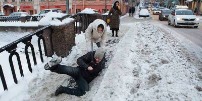 Петербуржцев беспокоят ДТП и пробки на покрытых льдом дорогах...
