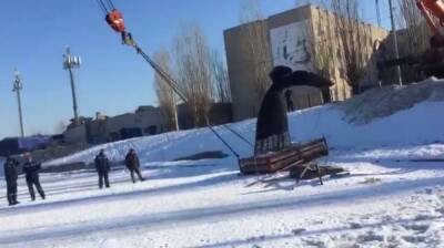 Появилось видео установки гигантского хвоста кита на Воронежском водохранилище