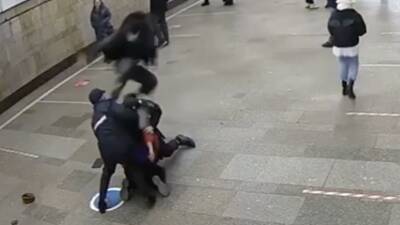 Задержание мигрантов, напавших на полицейских в московском метро — видео