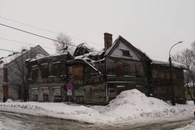 Крыша старого деревянного нежилого дома обрушилась в городе Карелии