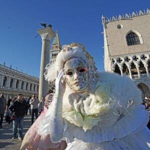 В Венеции впервые за два года проводят всемирно известный карнавал. Видео