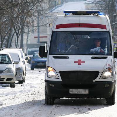В Бронницах три человека пострадали при падении снега с крыши автостанции