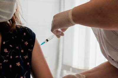 Прививку от COVID-19 в Волгоградской области сделали 1430 подростков