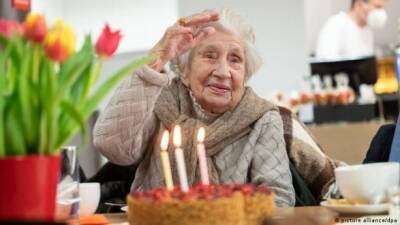 Фото дня: 109-летняя немка выздоровела от COVID-19 и отпраздновала день рождения