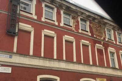 Часть фасада драмтеатра рухнула на тротуар в Тверской области