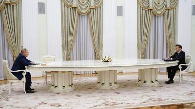 Дизайнер объяснил феномен популярности длинного стола Путина