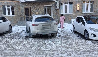 В Тюмени на улице Циолковского женщина на Инфинити заняла сразу 2 парковочных места