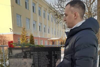 Псковские волонтеры благоустраивают мемориалы в рамках патриотической акции