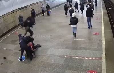 Мигрант напал на полицейских в московском метро, пока они проверяли документы у другого мигранта - Русская семерка