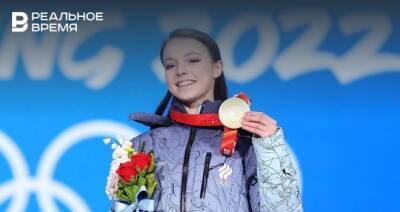 Фигуристок Анну Щербакову и Александру Трусову наградили медалями Олимпийских игр