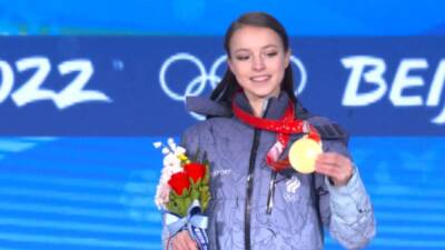 Фигуристкам Щербаковой и Трусовой вручили золотую и серебряную медали на ОИ-2022