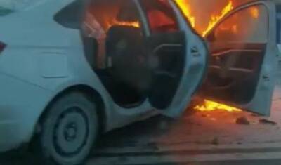 В Тюмени на Полевой загорелся автомобиль. Движение по улице перекрыто