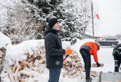 Добровольцы в Гатчине помогли ветерану убрать снег и наколоть дрова