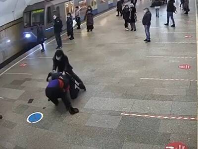 Мигранты из Таджикистана избили двух полицейских на станции московском метро. Видео