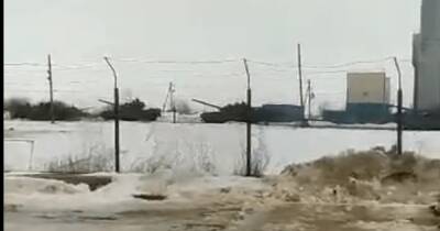 Российские военные колонны продолжают движение к украинским границам (видео)