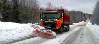 Дорожники расчищают снежные заносы в Приладожье Карелии