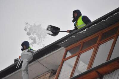 В Подмосковье погибли двое рабочих, сорвавшись с крыши многоквартирного дома при чистке снега