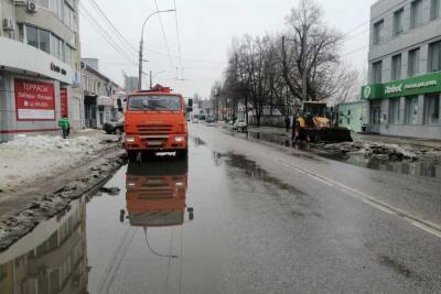 Из-за потепления на улицы Воронежа вышла коммунальная техника для борьбы с разливом талых вод