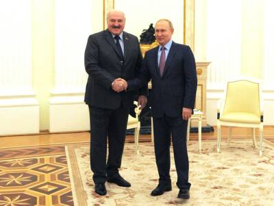 "Отпецээрились?". Путин решился на близкий контакт с Лукашенко после шестиметровых столов с лидерами Запада. Видео