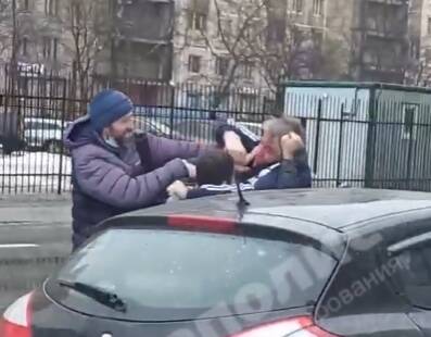 Видео драки двух автомобилистов в Петербурге позабавило пользователей сети