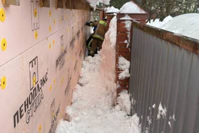 Женщина погибла под глыбой снега во дворе собственного дома во Всеволожском районе