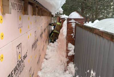 Во Всеволожском районе женщину насмерть завалило снегом с крыши
