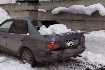 В Пензе глыба льда изуродовала авто
